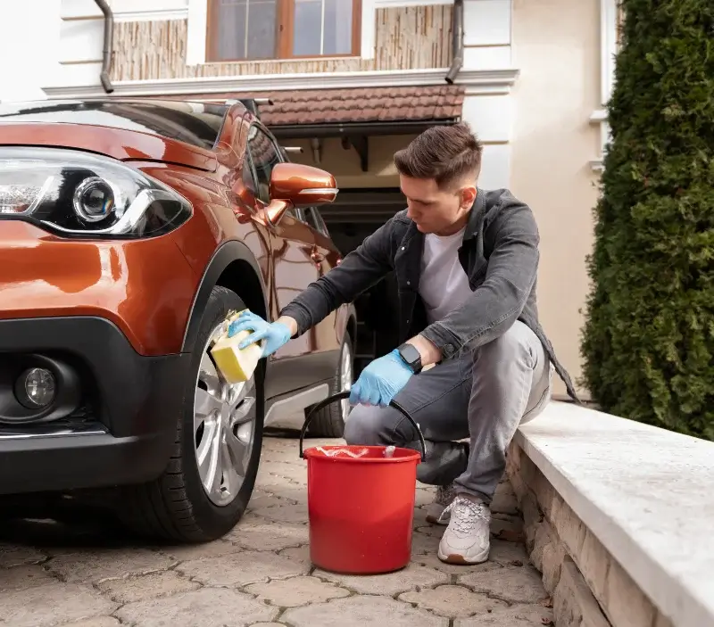 Lavage auto à domicile La Chapelle-Saint-Laud : professionnel intervenant sur un véhicule